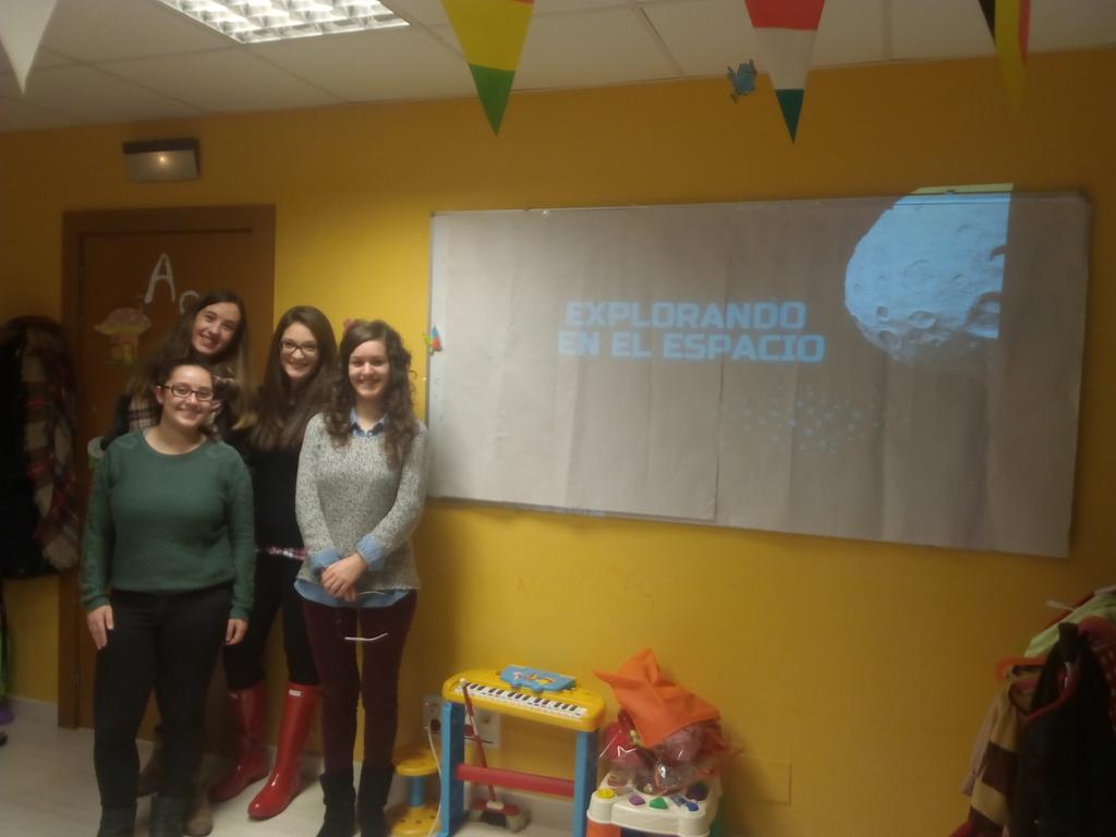 vdbenito's tweet photo. @saraynarganes @PaulaPuente22 @anpima4 @marvillaiz94 Comienzan su exposición sobre el planeta tierra en #TVPED16 https://t.co/FrXQrPbX4Z