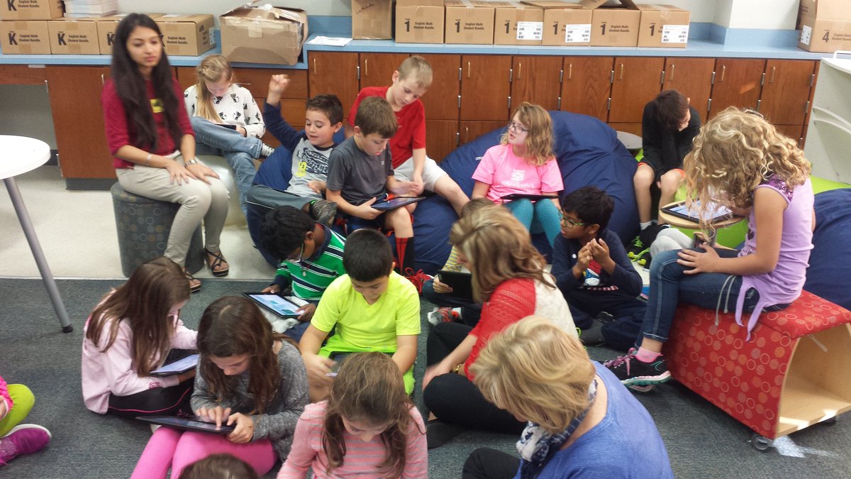 juniper_pearl's tweet photo. @3AEtheridge So muchfun at Hour of Code! #lakeside1516 https://t.co/A55yg3f7fl
