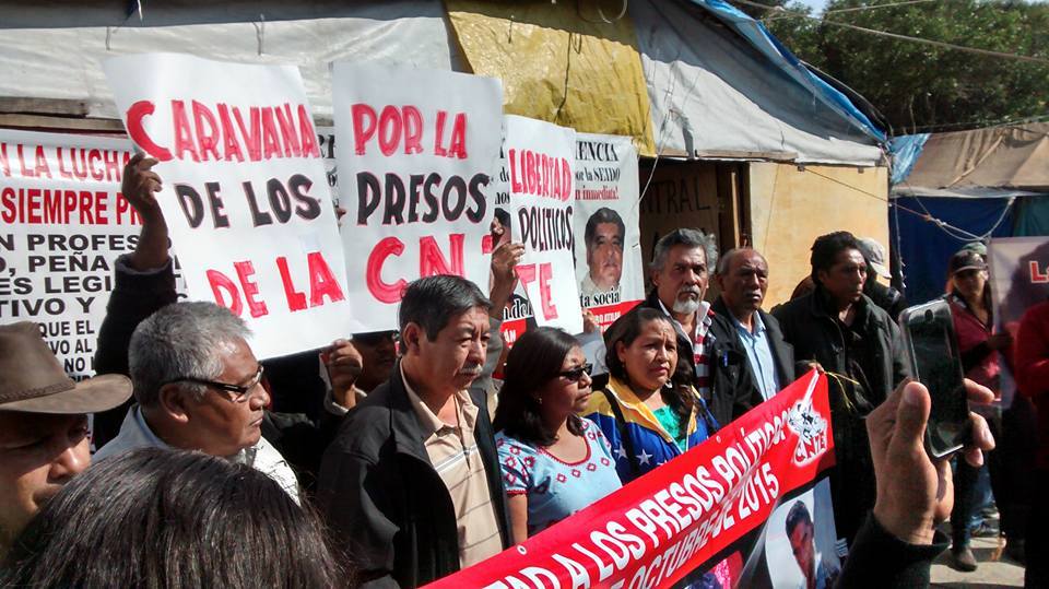 Desinformemonos's tweet photo. Avanza caravana motorizada por la libertad de los presos políticos de la CNTE https://t.co/OwhrW72TkV https://t.co/Dygkp2BrRf