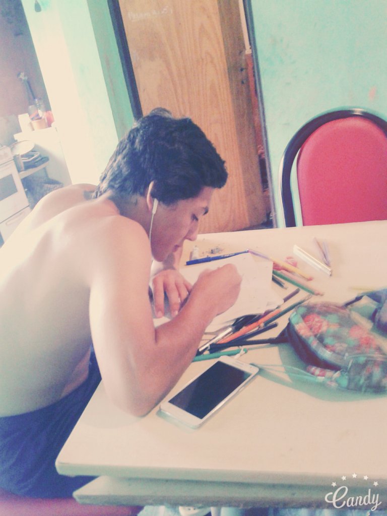 MelinnaRocio's tweet photo. El estudiaaa jajjajaja que feo estudiar en las vacas ajajjjajajajjaja #Burroooo https://t.co/gn6MP7KYzr