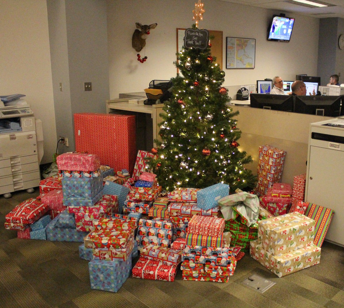 NJASAP's tweet photo. Making spirits merry &amp; bright for Columbus children this holiday season ... #PilotsForKids #NJASAP #NetJets https://t.co/F0w5zGuu69