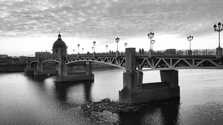 JadoreToulouse's tweet photo. #ennoiretblanc Je fais des tests. #citytrip #pontstpierre #domedelagrave #visiteztoulouse … https://t.co/qcIKDDx6Fu https://t.co/0XFDq2r4kd