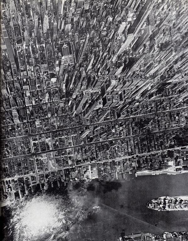 HistoryInPics's tweet photo. Vertical view of Manhattan, New York, 1944. Photograph by Andreas Feininger. https://t.co/3VCddn8LWh