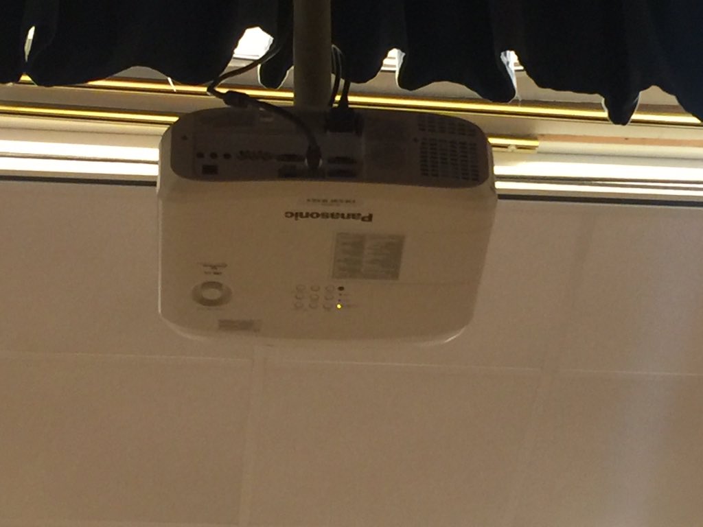 Vrijdagmiddag besteld en nu al geleverd en gemonteerd bij <a href="/zcirene/">Zalencentrum Irene</a> een mooie Panasonic Beamer.