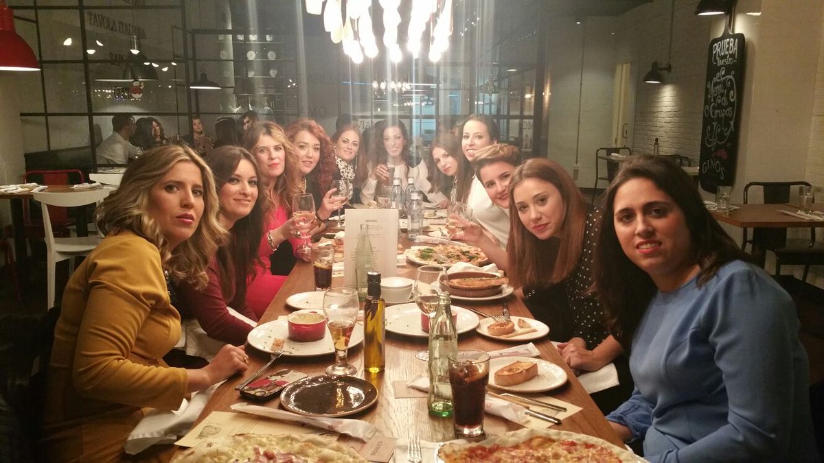 MartaGuIg's tweet photo. Cenita de navidad!!! #sabado12 #Navidad #MuchoGlamour #Ginos https://t.co/2QKrsO3pq6