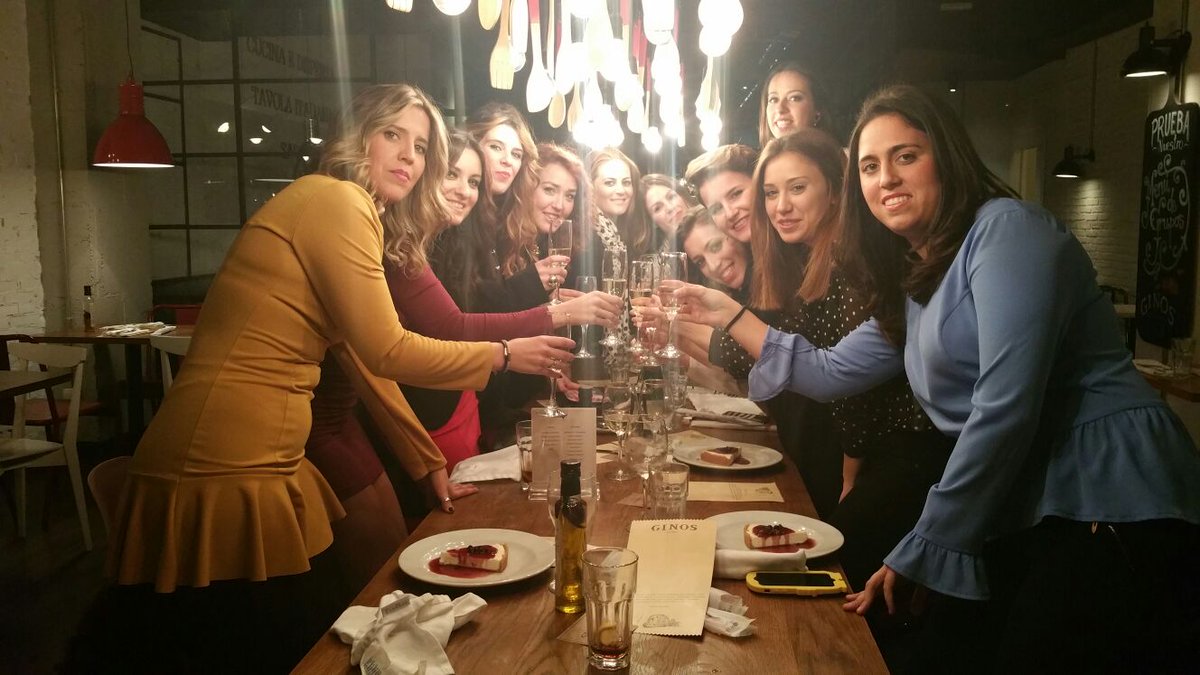 MartaGuIg's tweet photo. Cenita de navidad!!! #sabado12 #Navidad #MuchoGlamour #Ginos https://t.co/2QKrsO3pq6