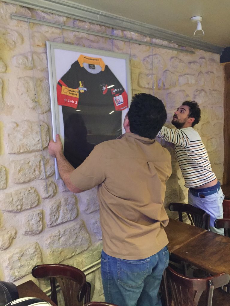 NawackRC's tweet photo. Remise du maillot au Cube #63ruedesdames un de nos sponsors pour la saison 2016! #Merci #destinationd1! @ffsefrance https://t.co/bIFxhVjCML