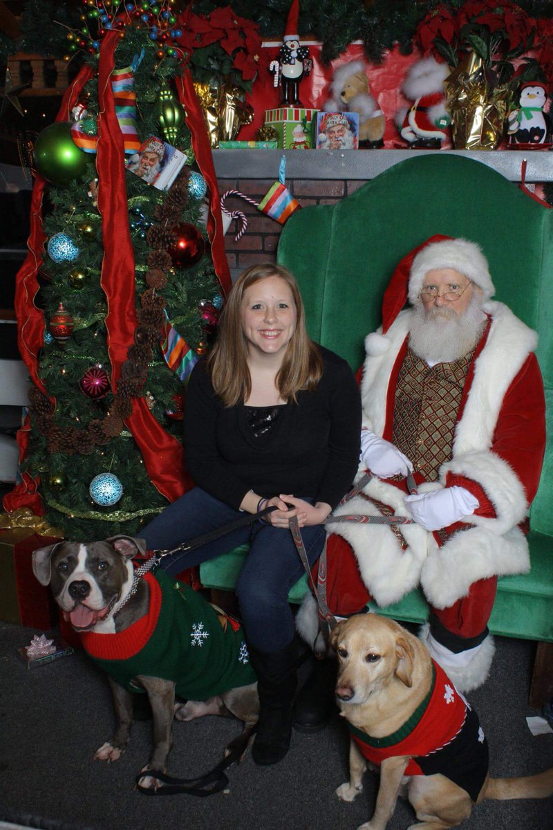 massa_pit's tweet photo. I finally met santa... a grumpy santa. Oh well, 11 DAYS!! #PitmasCountdown #merrychristmas #grumpysanta https://t.co/kn02zT2nJA