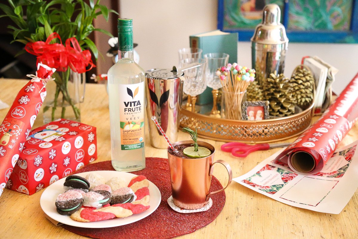 Not a bad way to spend a windy afternoon...cheers! #lovehappyhour #holidays #shakingandbaking @VEEV https://t.co/0thiK4aosj
