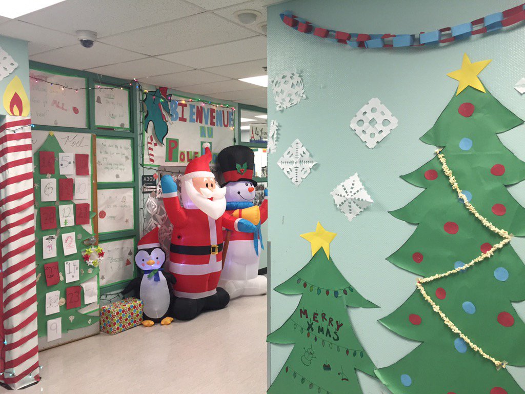 RussHeggie's tweet photo. Christmas spirit is in full bloom outside A309! @FPSSDRAGONS @FPSSSC @FPSSMusic @fpyrbk @fpssamnesty @FPSSBASES https://t.co/9NrweULano