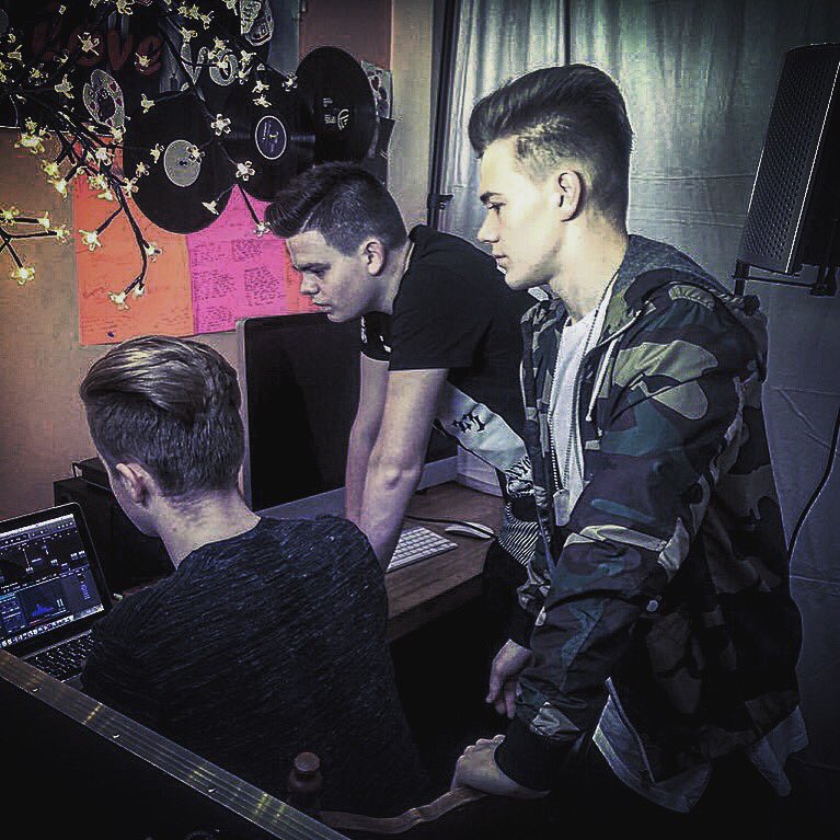 harry_cracknell's tweet photo. It feels so different being here, I was so used to being next to you🎧🙌🏼 #studiovibes #BK #HDIB 😜🎤 https://t.co/zKCBlDiY6x