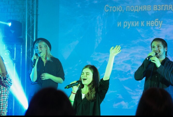 DiMykhailova's tweet photo. Stage is my life. I'm happy to be here. 
#stage #sing #song #me #worship #microphone #dream https://t.co/0mcC44rxgt