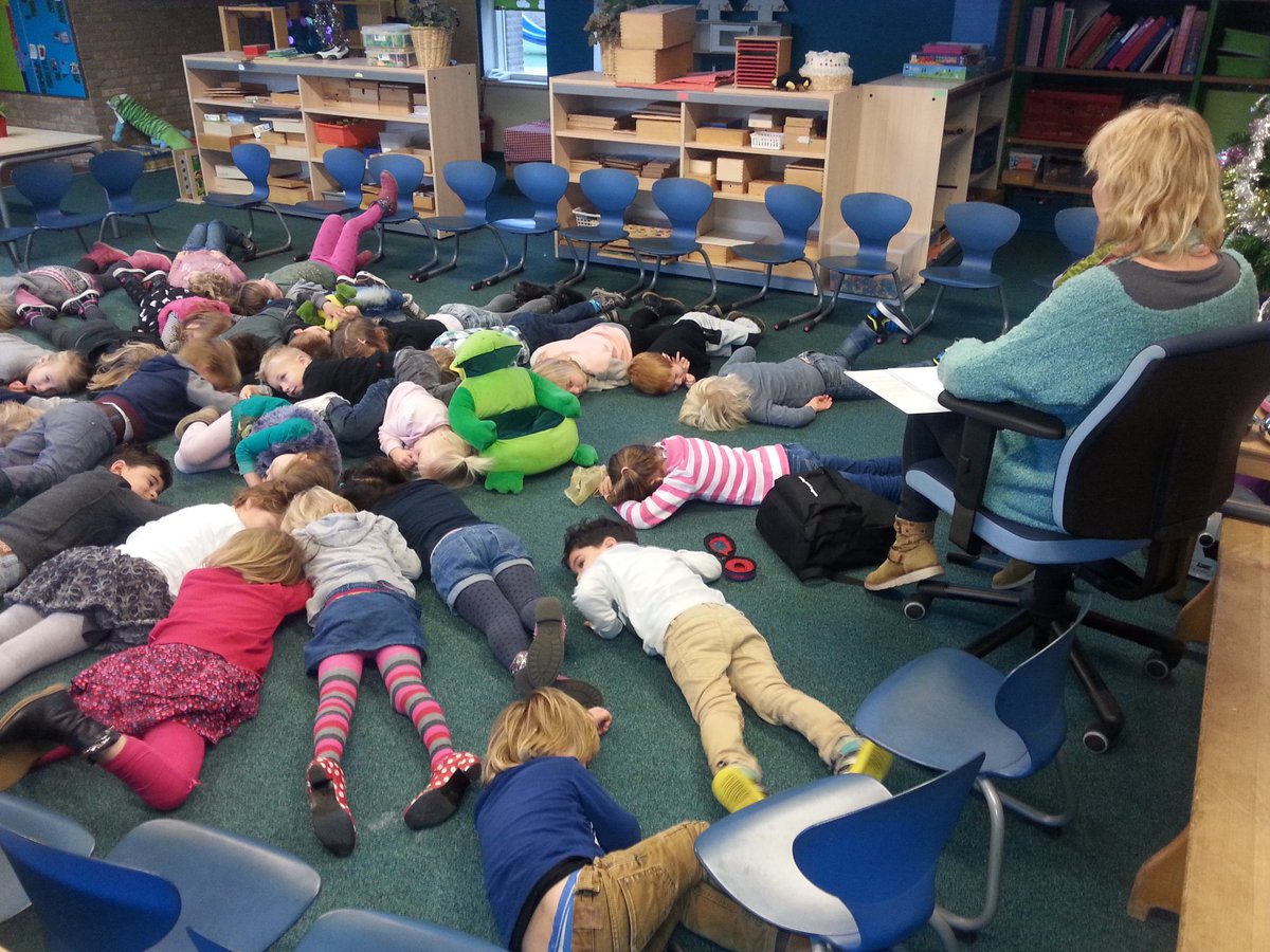 OBSDeSlinger's tweet image. Dagelijks 10 minuten #mindfulness bij de kleuters zorgt ervoor dat we nu naast stilzitten ook stil kunnen liggen!