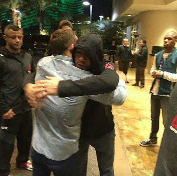 TheUFCDay's tweet photo. Essa foto é de arrepiar, e esse esporte é sensacional. Chad Mendes abraçando José Aldo após derrota no #UFC194. https://t.co/b55rGSdddR
