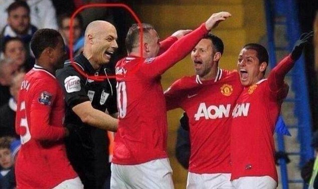 FootballFunnys's tweet photo. Howard Webb confirmed on live TV what everybody has know about him and Manchester United... https://t.co/xuk5TRBXhJ https://t.co/0iAxXtGnrk