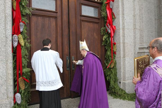 MariaWiering's tweet photo. After opening holy doors Sunday at Cathedral, @ArchbishopHebda said in #YearofMercy we must open doors of our hearts https://t.co/8HffMHphIJ