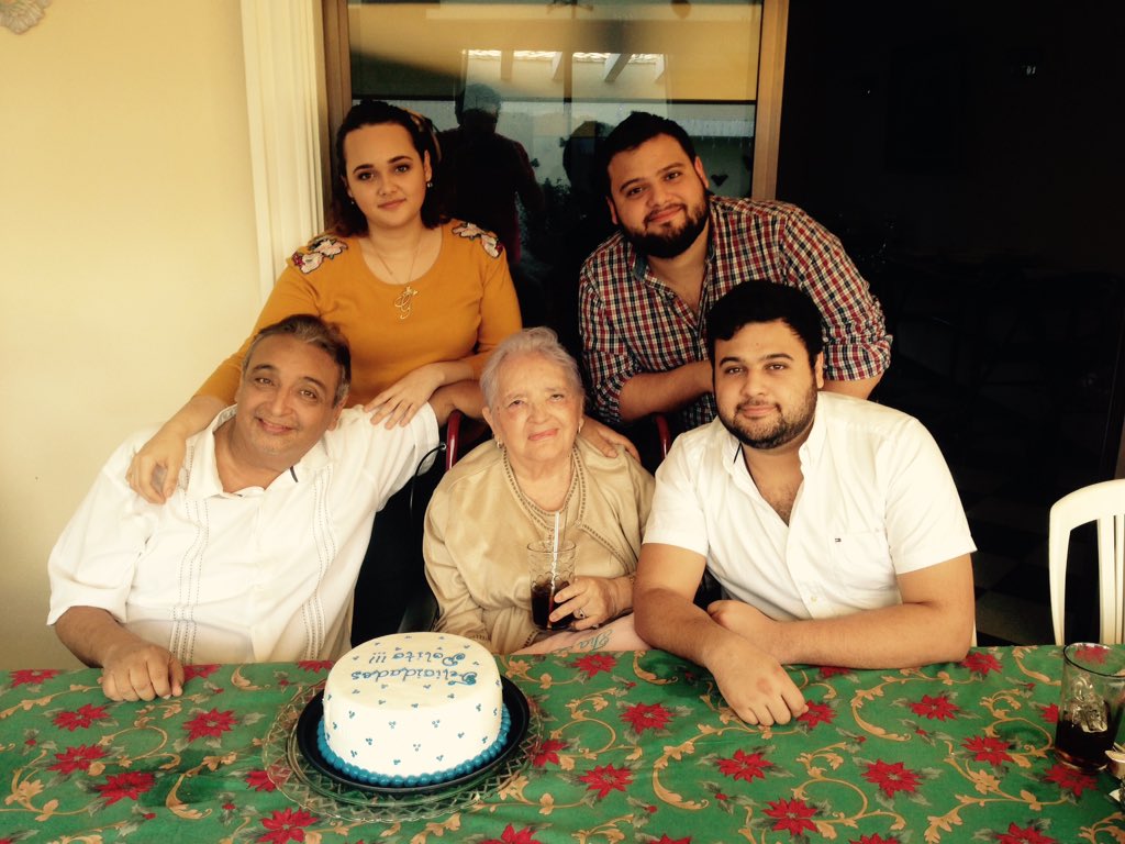 Celebrando con mi familia que el día de hoy cumplo  un año mas de vida.  ¡ gracias a Dios por tantas bendiciones!