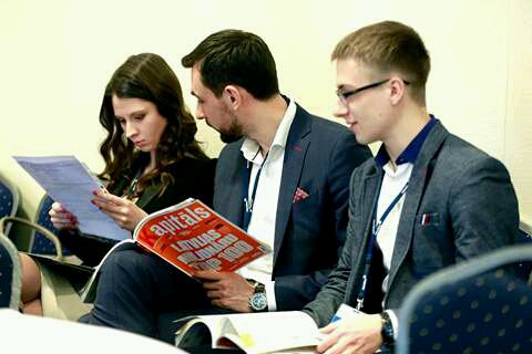 Kapitals's tweet photo. Vai var būt kas interesantāks par to, ko lasa @BIGeventLV rīkotajā konferencē kaimiņos sēdošais (-ā)!? :-) #IF2015 https://t.co/tH753V9xPE