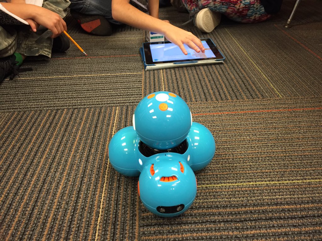 york_engineers's tweet image. Programming Dot and Dash! #teamwork, #codingrobots @YorkESBulldogs @SASeducator @STEM_WCPSS @WCPSS