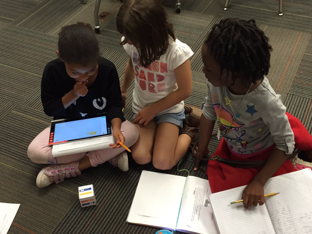 york_engineers's tweet image. Programming Dot and Dash! #teamwork, #codingrobots @YorkESBulldogs @SASeducator @STEM_WCPSS @WCPSS