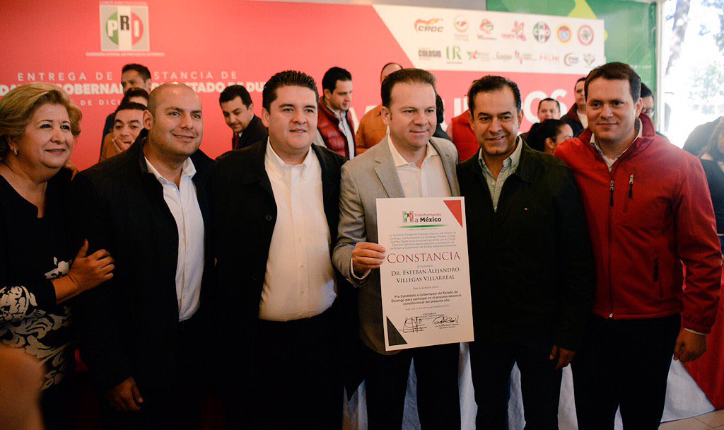 MakySolisN's tweet photo. Recibe @EVillegasV constancia como precandidato al gobierno del Edo #MásUnidosMásFuertes https://t.co/d8H2mpncy5