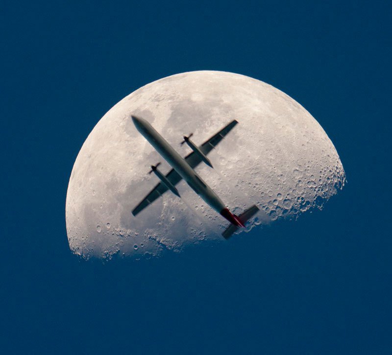 PerfectInPhotos's tweet photo. Airplane passing the Moon https://t.co/tmZw6vEh1R