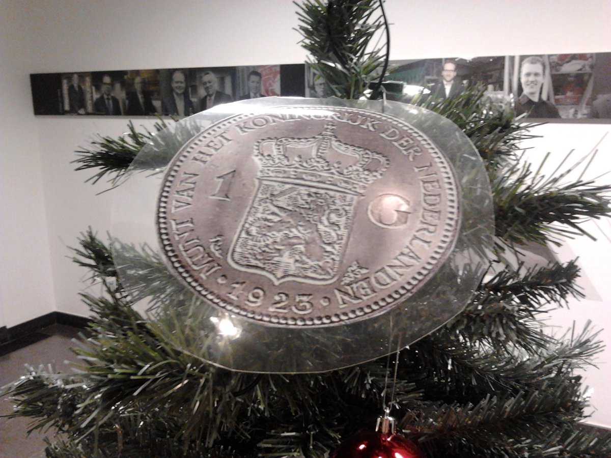 053zoekt's tweet photo. Bij griffie #raad053 staat kerstboom met bijzondere plaatjes erop... raad jij wat hier bedoeld wordt? #053zoekt https://t.co/4sI8UtZeJE