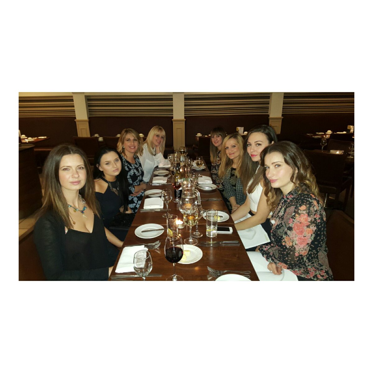xxmellie_xx's tweet photo. Mis amigas xxx π @Hellaby_Hall #HellabyHall Los gustΓ³ la comida xxx https://t.co/kn9UqXde9C