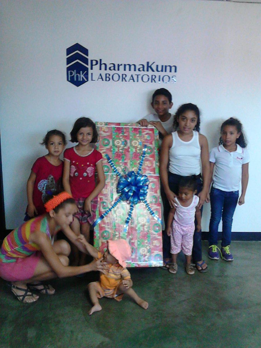 labpharmakum's tweet photo. Un bello encuentro! Comunidad-Empresa. Estamos para servirles!! Gracias! #familiaphk de la mano con la comunidad! https://t.co/z9zshg33Xu