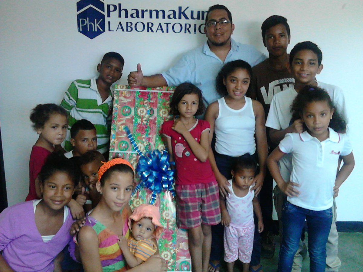labpharmakum's tweet photo. Un bello encuentro! Comunidad-Empresa. Estamos para servirles!! Gracias! #familiaphk de la mano con la comunidad! https://t.co/z9zshg33Xu