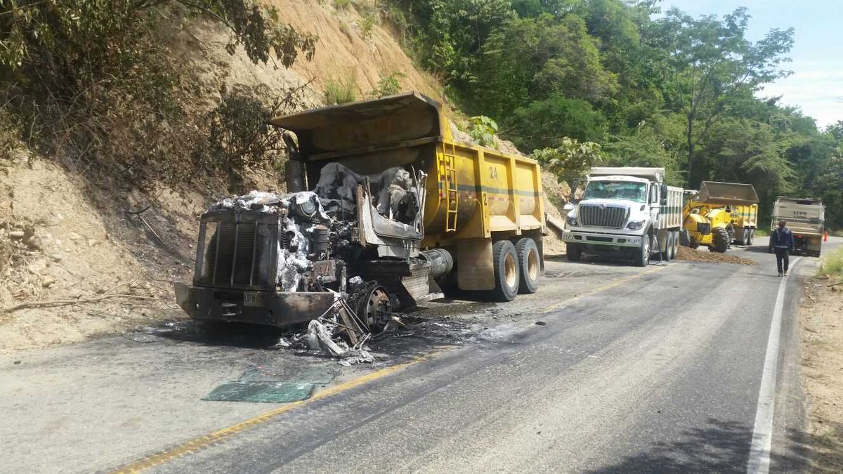 AlvaroUribeVel's tweet photo. Farc quema volquetas en el Tolima y Gbno acepta todo el acuerdo https://t.co/EMeTTy41lN