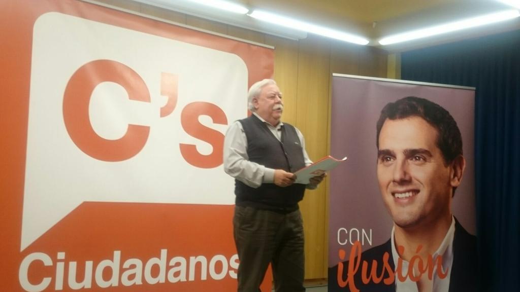 CsHuesca's tweet photo. "Nuestro programa no es de izquierdas o derechas. Es del sentido común" @jcarrerosenador y Verónica Calvillo. https://t.co/OegFr1kEo5