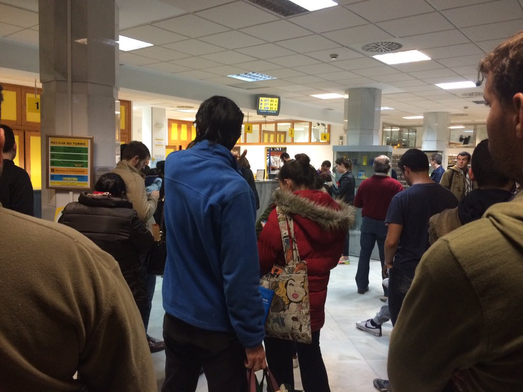MariFe_PazT's tweet photo. #Correos se colapsa ante el #VotoPorCorreos pero la gente resiste y tiene paciencia. Hay esperanza 💪🏼 https://t.co/Eh59T9stFD