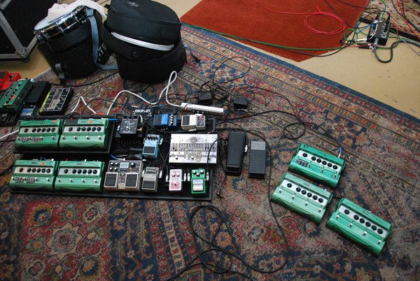 ProGuitarShop's tweet photo. With this setup, you can play one note and have it last the entire song. #efficient https://t.co/PD5uEXax6I