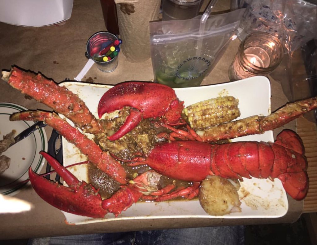 GoodHospMktg's tweet photo. When your 🦀 doesn't fit on the plate! You eat #big @clawdaddysnyc stop by for this enormous lobster #torbera https://t.co/oGBE9DceEN