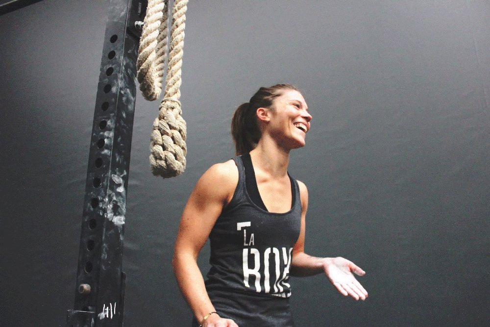 trainsharerise's tweet photo. Un portrait haut en couleurs avec Crazy Junkie #crossfit #crossfiteuse #fitness https://t.co/rCaK1I5DEK https://t.co/JRq7WM7Ti9