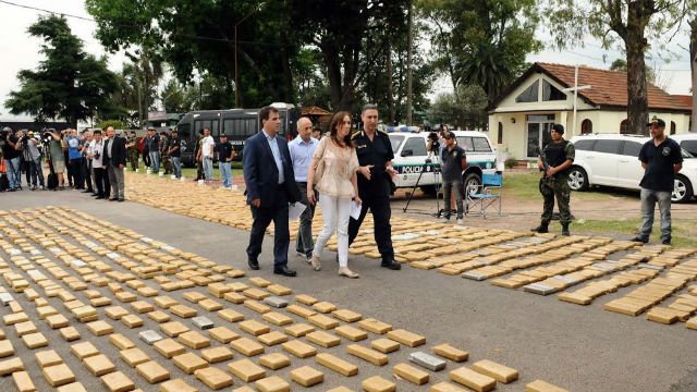 compactoweb's tweet photo. Secuestran 4 toneladas de marihuana https://t.co/BMQNSX3ozo https://t.co/M48scrULRI