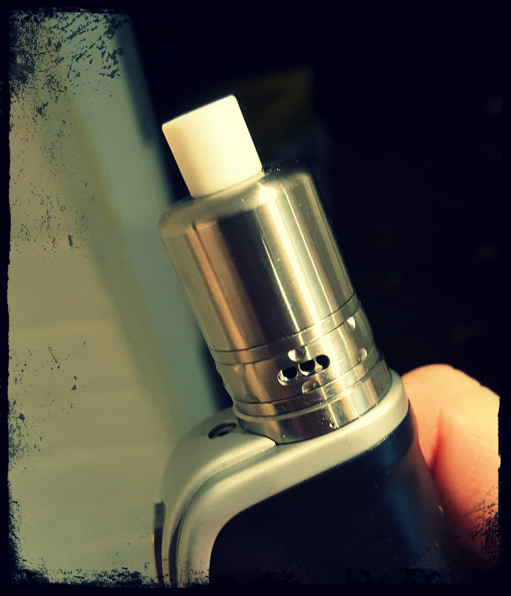 Minkeys_'s tweet photo. Snapdragon rda, great flavour production, much like the magma. Been vaping sensible all day at 25w 😂 https://t.co/VshHxvf4yQ