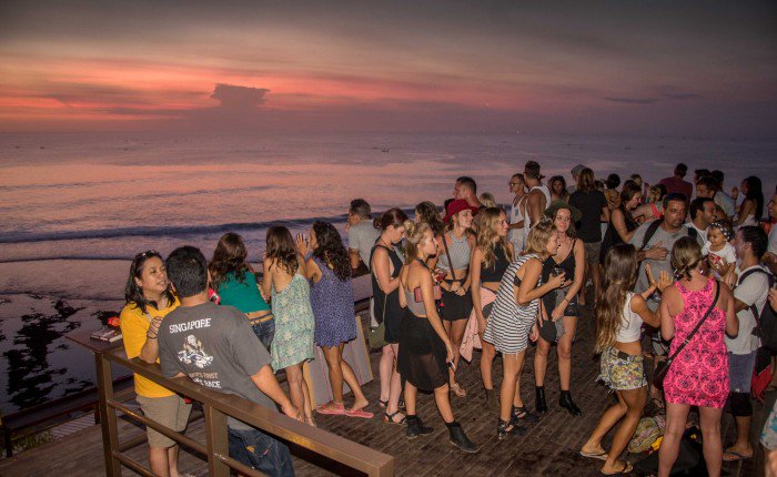 Where is your perfect place for a sundown rosé? We love Single Fin, Bali! #drink_rose #roséseason #coeurclementine