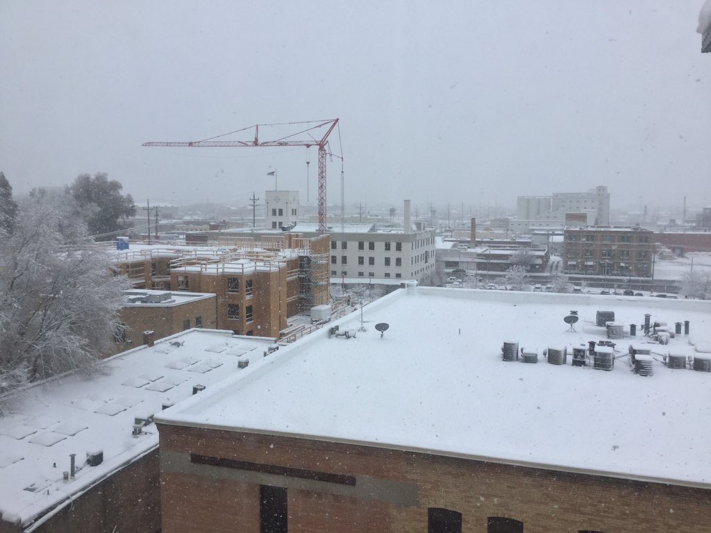 user4752's tweet image. Amazing. Despite snow, flights still taking off.