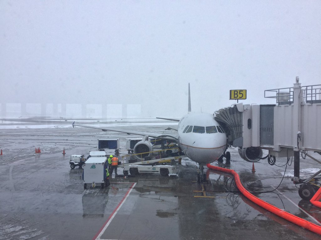 user4752's tweet image. Amazing. Despite snow, flights still taking off.