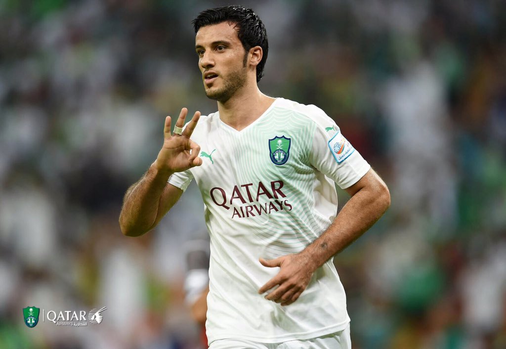 ALAHLI_FC's tweet photo. عمر السومة يسجل الهاتريك الشخصي الرابع له منذ قدومه إلى النادي ويتسلم كرة المباراة عقب نهاية مباراة #الأهلي_الرائد https://t.co/7LPRG9CAa2