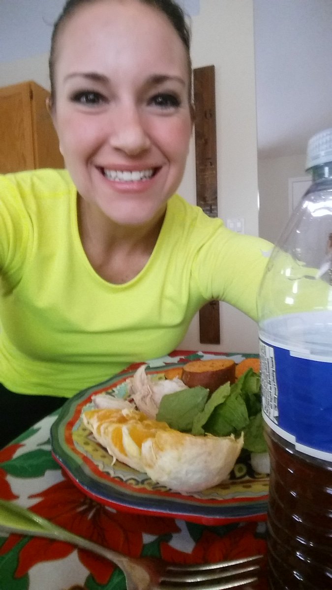 RaynesDaniela's tweet photo. Recovery meal, yam, grilled chicken, orange, veggies and Ripstix recover. #cakeproject #18percentbodyfat #goals #win https://t.co/CVO4L28wo9