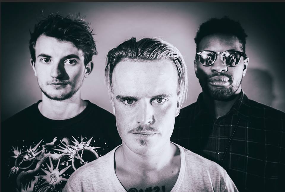 Crimineel en gelikt? Of bescheiden en poëtisch? Het verhaal van de #Nieuweplaat van <a href="/de_likt/">De Likt</a> bit.ly/1Uq9Iqv