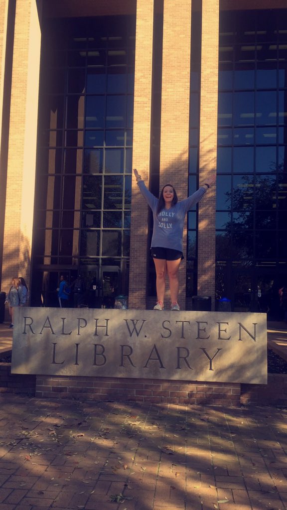sarah_on_stuff's tweet photo. Sarah on that study grind #finals remember to stay holly and jolly❤️💚 https://t.co/u1emcBaNwW
