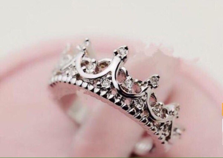 AprilitaMedina's tweet photo. My type of #jewelry! Creo que toda mujer o niรฑa debe tener al menos 1 de este tipo de anillos!! #QueenRing!! ๐๐ https://t.co/243KKN4Uni