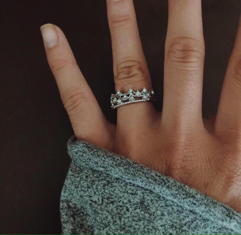 AprilitaMedina's tweet photo. My type of #jewelry! Creo que toda mujer o niรฑa debe tener al menos 1 de este tipo de anillos!! #QueenRing!! ๐๐ https://t.co/243KKN4Uni