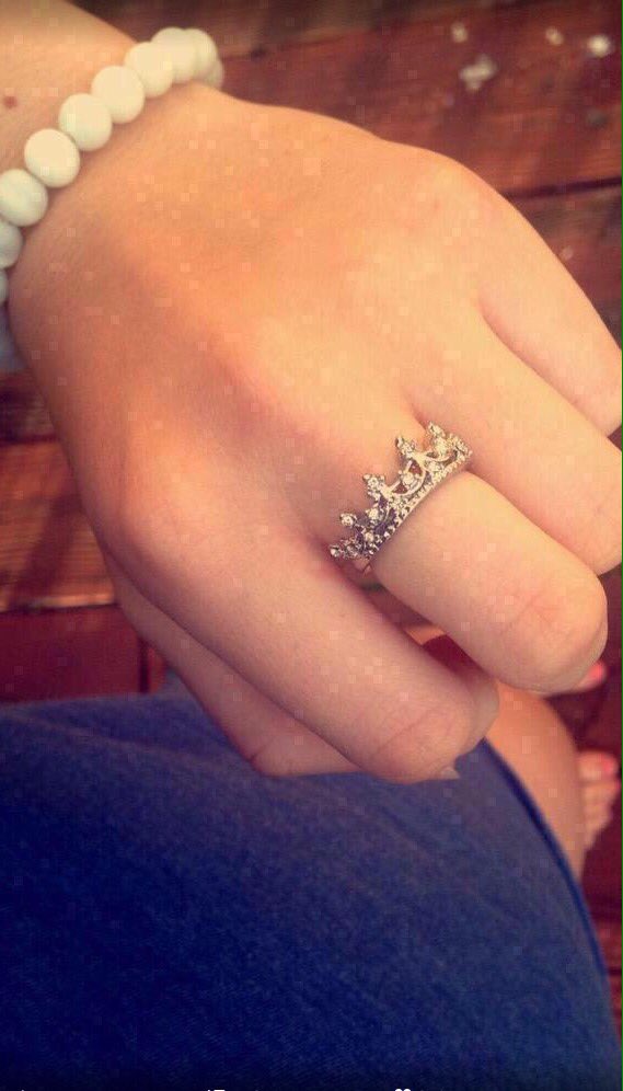 AprilitaMedina's tweet photo. My type of #jewelry! Creo que toda mujer o niรฑa debe tener al menos 1 de este tipo de anillos!! #QueenRing!! ๐๐ https://t.co/243KKN4Uni