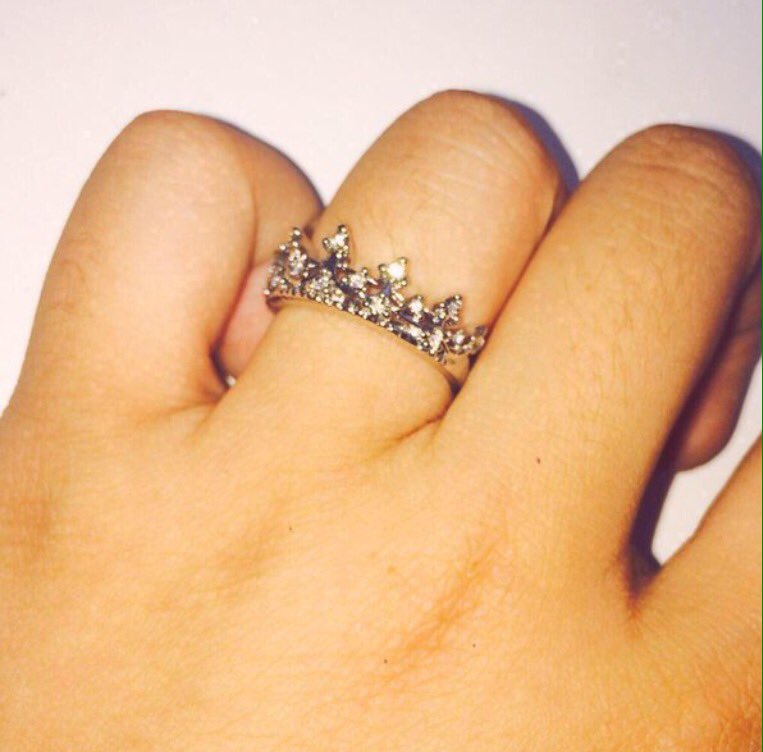 AprilitaMedina's tweet photo. My type of #jewelry! Creo que toda mujer o niรฑa debe tener al menos 1 de este tipo de anillos!! #QueenRing!! ๐๐ https://t.co/243KKN4Uni