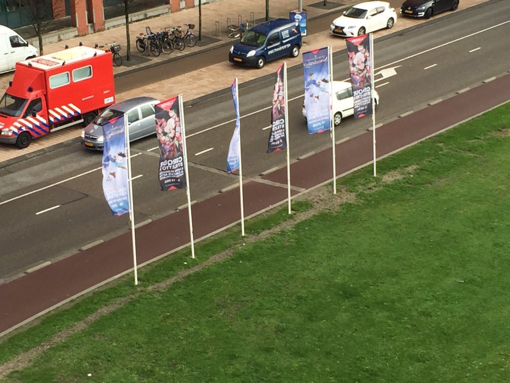 VL_Entertainmnt's tweet photo. Rotterdam is er helemaal klaar voor! Vanaf morgen te zien in het @LuxorTheater #notenkrakeronice https://t.co/AqbyqnKGIM
